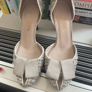 Beautiful tweed Chanel pumps